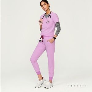 Full set Figs scrubs - XS Catalina Top & S Zamora Bottoms - 
Dusk Lilac